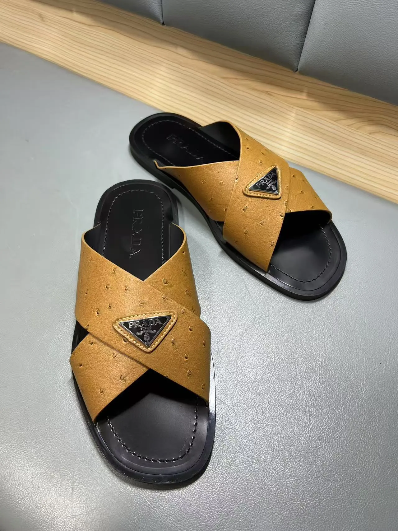 340💰PRADA Prada’s latest slippers are synchronized with the official website. This slipper is made of the brand’s unique and iconic Saffiano leather. The brand logo jumps out from the double straps, and the brand style is clearly visible. Cowhide gives men elegant charm and functional design, making it an ideal choice for vacation and leisure. Size:38-45